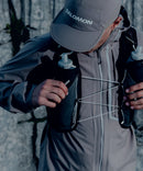 Veste d'hydratation Salomon ADV Skin 12 Gradient de 12 litres avec deux flasques souples de 500 ml, design exclusif à graphismes sublimés et nombreux compartiments pour l'ultra-trail et les longues aventures en montagne.