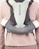 Veste d'hydratation Salomon ADV Skin 12 Gradient de 12 litres avec deux flasques souples de 500 ml, design exclusif à graphismes sublimés et nombreux compartiments pour l'ultra-trail et les longues aventures en montagne.