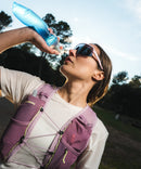 Veste d'hydratation Salomon Active Skin 4 de 4 litres avec deux flasques souples de 500 ml, offrant un ajustement stable, léger et respirant pour le trail running et la course en sentier.
