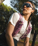 Veste d'hydratation Salomon Active Skin 4 de 4 litres avec deux flasques souples de 500 ml, offrant un ajustement stable, léger et respirant pour le trail running et la course en sentier.