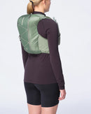 Veste d'hydratation Salomon Active Skin 8 de 8 litres avec deux flasques souples de 500 ml, technologie SensiFit™ et nombreuses poches de rangement pour le trail running et les longues distances.