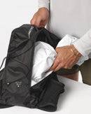 Veste d'hydratation Salomon Active Skin 8 de 8 litres avec deux flasques souples de 500 ml, technologie SensiFit™ et nombreuses poches de rangement pour le trail running et les longues distances.