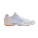 Chaussures de badminton Yonex AERUS Z blanc et orange avec amorti POWER CUSHION+ et semelle Radial Blade pour adhérence intérieure.