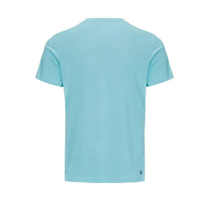 Jeune garçon portant le t-shirt de tennis BIDI BADU Evin Tech Round-Neck, manches courtes, design minimaliste et tissu respirant pour le sport.