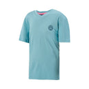 Jeune garçon portant le t-shirt de tennis BIDI BADU Evin Tech Round-Neck, manches courtes, design minimaliste et tissu respirant pour le sport.