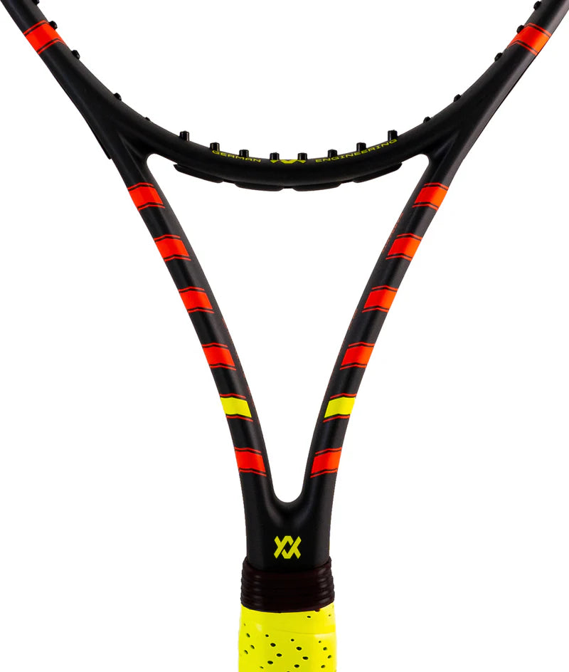Raquette de tennis Volkl C10 EVO 310 g avec cadre mince, tête de 98 pouces carrés, plan de cordage 16x19 et équilibre légèrement en tête. Parfaite pour joueurs avancés recherchant contrôle et maniabilité.