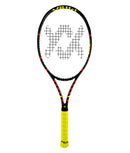 Raquette de tennis Volkl C10 EVO 310 g avec cadre mince, tête de 98 pouces carrés, plan de cordage 16x19 et équilibre légèrement en tête. Parfaite pour joueurs avancés recherchant contrôle et maniabilité.