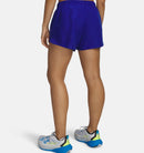 Short de course Under Armour Fly-By 3 pouces pour femme avec panneaux respirants et poche zippée.
