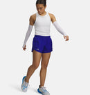 Short de course Under Armour Fly-By 3 pouces pour femme avec panneaux respirants et poche zippée.