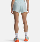 Short de course Under Armour Fly-By 3 pouces pour femme avec panneaux respirants et poche zippée.