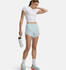 Short de course Under Armour Fly-By 3 pouces pour femme avec panneaux respirants et poche zippée.