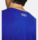 Chandail Under Armour Tech Vent Team à manches longues pour homme avec tissu respirant et panneau mesh au dos.