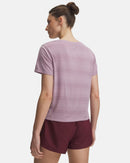 T-shirt de course Under Armour UA Velociti pour femme en tissu jacquard léger avec technologie 4-Way Stretch et séchage rapide
