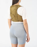 Veste d'hydratation Salomon Active Skin 4 de 4 litres avec deux flasques souples de 500 ml, offrant un ajustement stable, léger et respirant pour le trail running et la course en sentier.
