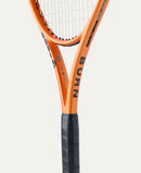 Raquette de tennis Wilson Burn V6 100LS avec technologie Spin Effect 18x16 et cadre en fibre de carbone pour plus de puissance et d'effets.
