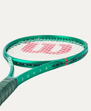 Raquette de tennis Wilson Blade 98 18x20 V10 verte offrant contrôle précis, stabilité et sensations avancées pour joueurs compétitifs