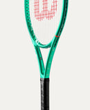 Raquette de tennis junior Wilson Blade 26 V10 verte pour joueurs de 10 à 12 ans avec plan de cordage 16x19 et contrôle amélioré