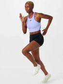 Camisole courte New Balance Fast Days Fitted Crop Tank pour femme avec dos nageur et ouverture au dos.