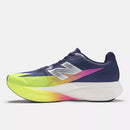 Chaussure de course New Balance FuelCell SuperComp Elite v5 avec mousse PEBA FuelCell, plaque de carbone et technologie Energy Arc pour la compétition sur route.