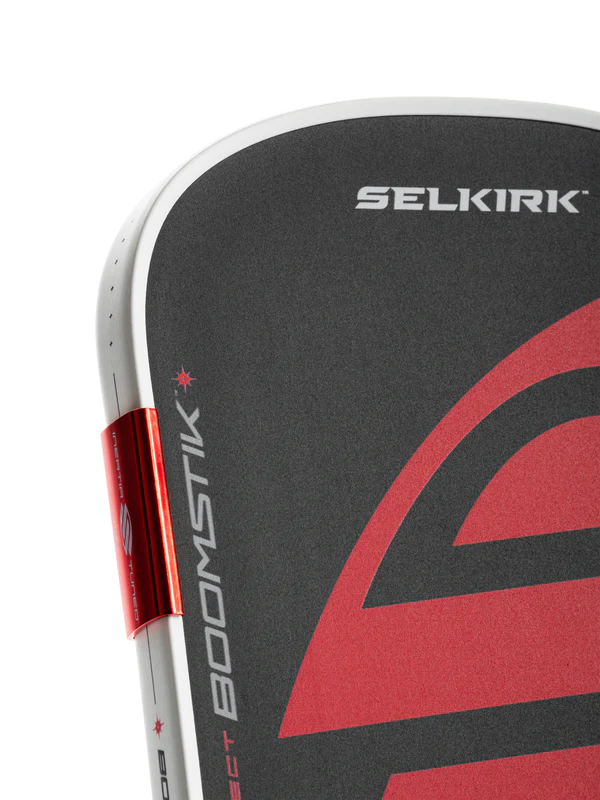 Raquette de pickleball haute puissance Selkirk Boomstik sur fond neutre