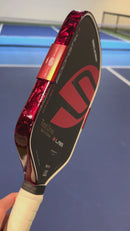 Protecteur de contour Vinyl Styles Edge Guard Ruby Red Forged Carbon pour raquette de pickleball.