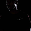 T-shirt Nike Miler léger et respirant en action sur coureur
