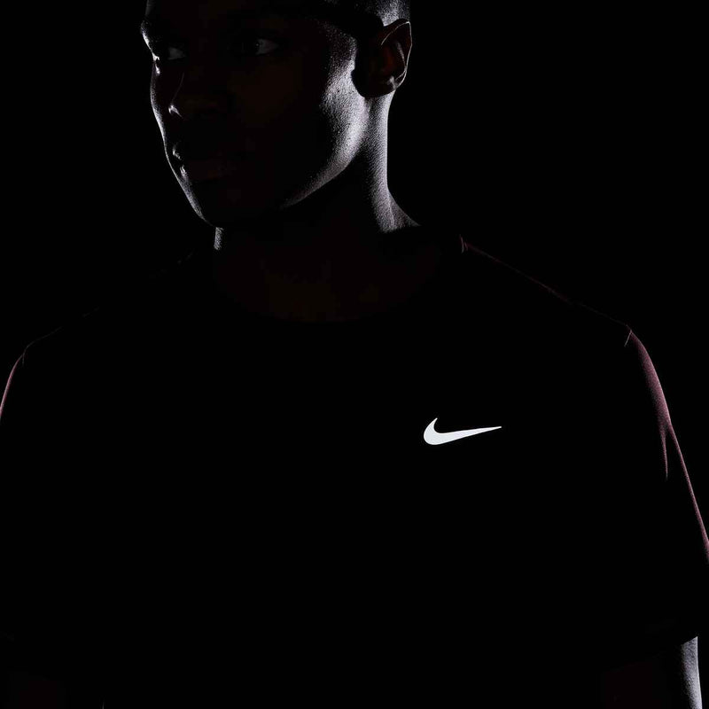 T-shirt Nike Miler léger et respirant en action sur coureur