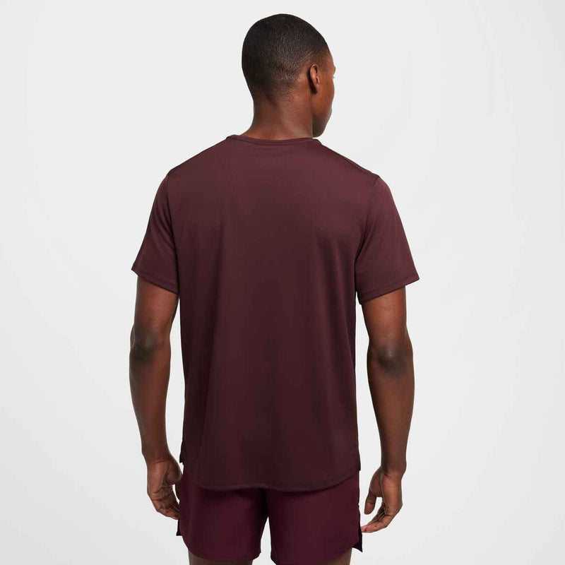 Nike Miler avec technologie Dri-FIT et protection UV – vue de derrière