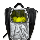 Sac multifonction BOOMA Elite accroché sur une clôture de terrain de pickleball