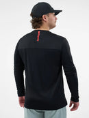 Chandail de performance Selkirk Essentials Sport-Wik noir à manches longues pour homme conçu pour le pickleball avec tissu respirant et séchage rapide.
