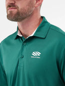 Polo Selkirk Essentials Sport-Wik vert pour homme avec tissu respirant à séchage rapide conçu pour le pickleball et les activités sportives.