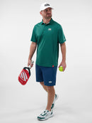 Polo Selkirk Essentials Sport-Wik vert pour homme avec tissu respirant à séchage rapide conçu pour le pickleball et les activités sportives.