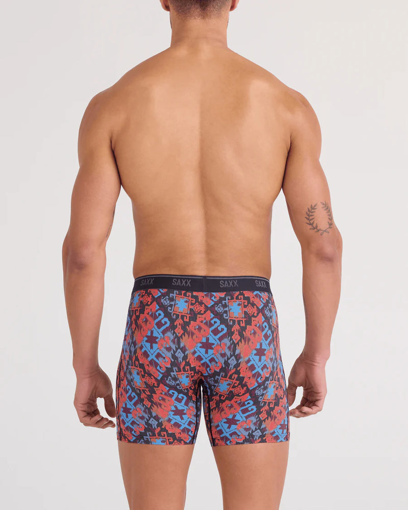 Homme portant le boxer SAXX Quest Quick-Dry noir, ajustement confortable sans restriction