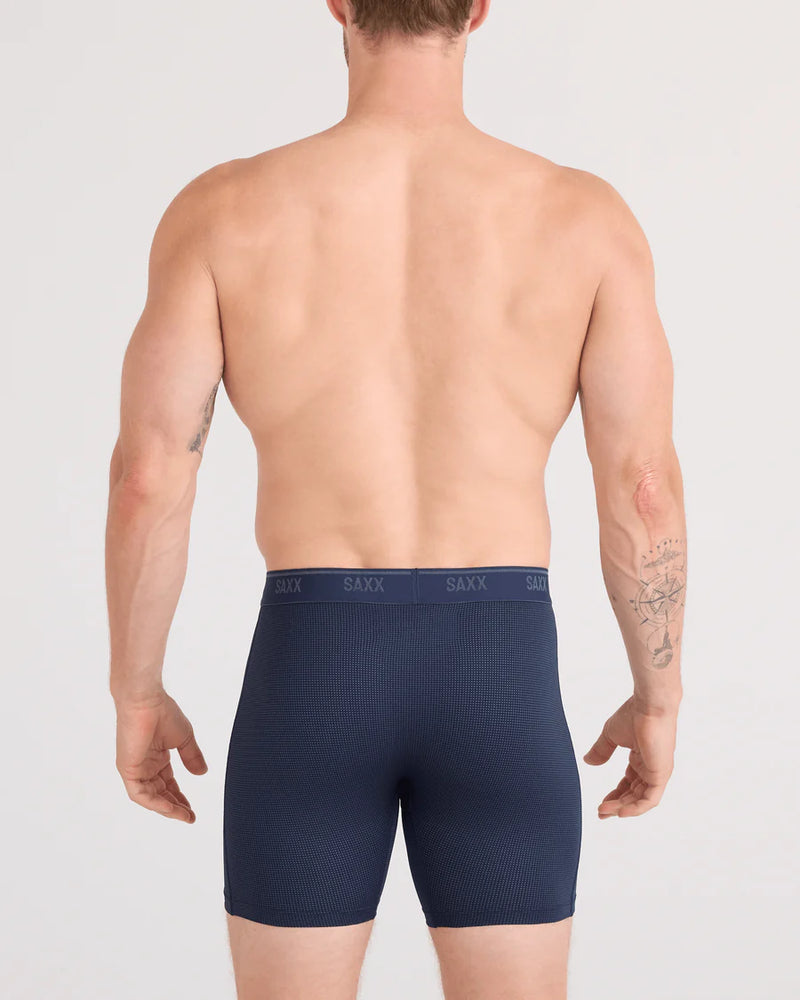 Homme portant le boxer SAXX Quest Quick-Dry marine, ajustement confortable sans restriction