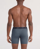 Homme portant le boxer SAXX Quest Quick-Dry gris, ajustement confortable sans restriction