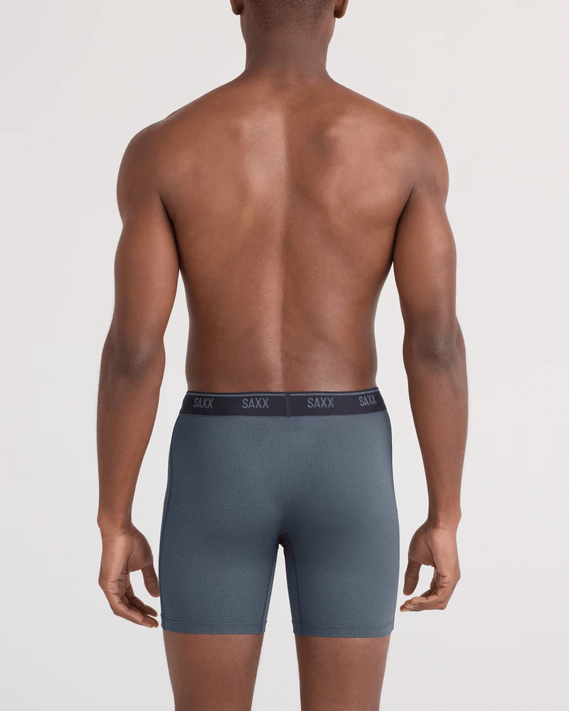 Homme portant le boxer SAXX Quest Quick-Dry gris, ajustement confortable sans restriction