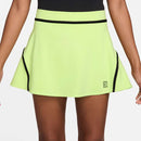 Jupe de tennis femme NikeCourt Advantage avec short intégré et poches latérales, conçue avec technologie Dri-FIT pour rester au sec pendant le jeu.