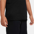 Polo sportif homme Nike Dri-FIT Victory avec tissu respirant en polyester recyclé, conçu pour rester au sec pendant le tennis et l’entraînement.