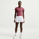 T-shirt de tennis Nike Victory pour femme avec technologie Dri-FIT, tissu extensible et respirant offrant confort et liberté de mouvement sur le court.
