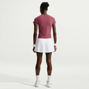 T-shirt de tennis Nike Victory pour femme avec technologie Dri-FIT, tissu extensible et respirant offrant confort et liberté de mouvement sur le court.