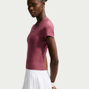 T-shirt de tennis Nike Victory pour femme avec technologie Dri-FIT, tissu extensible et respirant offrant confort et liberté de mouvement sur le court.