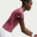 T-shirt de tennis Nike Victory pour femme avec technologie Dri-FIT, tissu extensible et respirant offrant confort et liberté de mouvement sur le court.