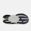 Chaussure de course New Balance 1080 v15 avec amorti Infinion, mesh respirant et détails réfléchissants.