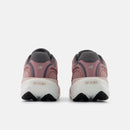 Chaussure de course New Balance 1080 v15 avec amorti Infinion, mesh respirant et détails réfléchissants.