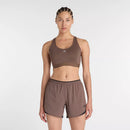 Soutien-gorge de sport New Balance Essential Run avec maintien élevé et bretelles ajustables.