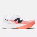 Chaussure de course New Balance FuelCell SuperComp Elite v5 avec mousse PEBA FuelCell, plaque de carbone et technologie Energy Arc pour la compétition sur route.